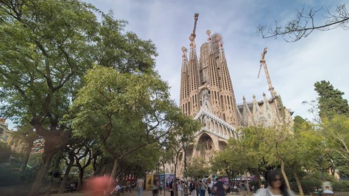 西班牙巴塞罗那标志性旅游景点圣家堂的延时摄影。