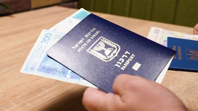 以色列护照和乌克兰护照。谢克尔和格里夫纳。