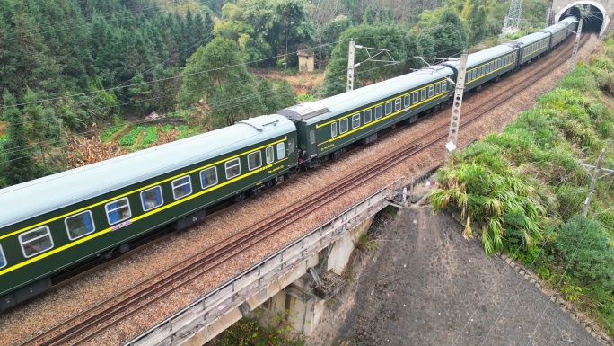 京九铁路绿皮火车驶进隧道