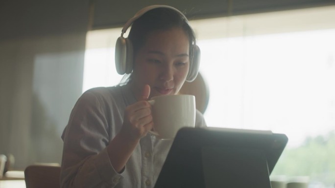 一位亚洲女性在看电子平板电脑