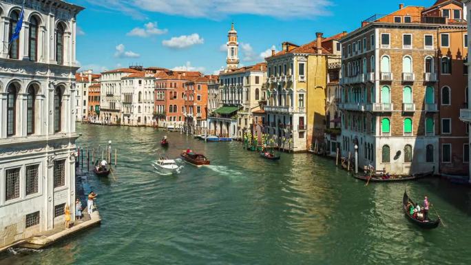意大利威尼斯，阳光明媚的时候，拥挤的大运河、大运河和客船可以在威尼斯城看到圣阿波托利大教堂