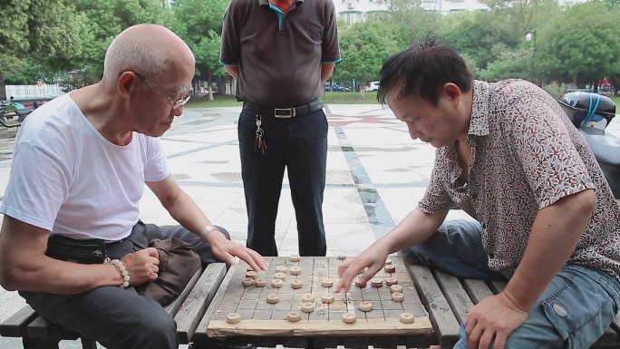 两个人在下棋下中国象棋围观老年生活