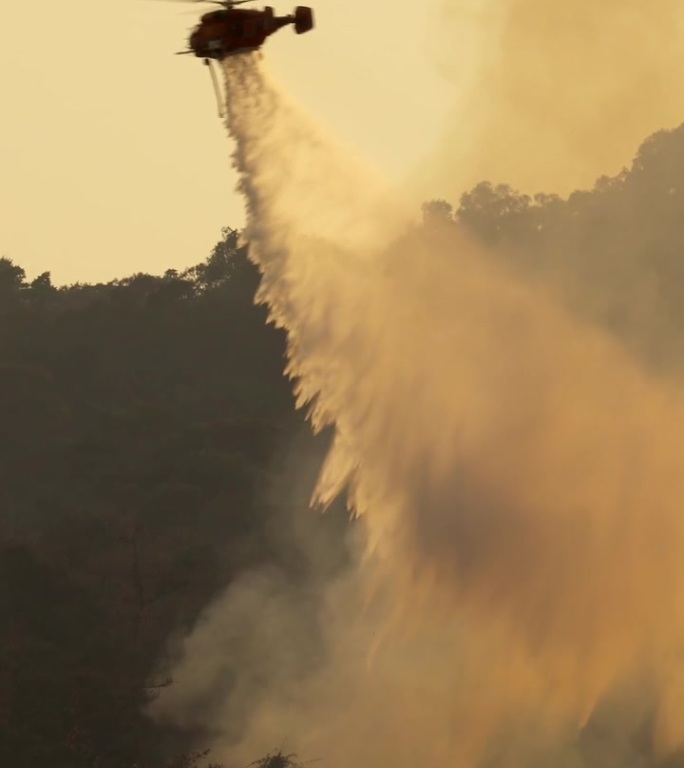 消防直升机向野火洒水