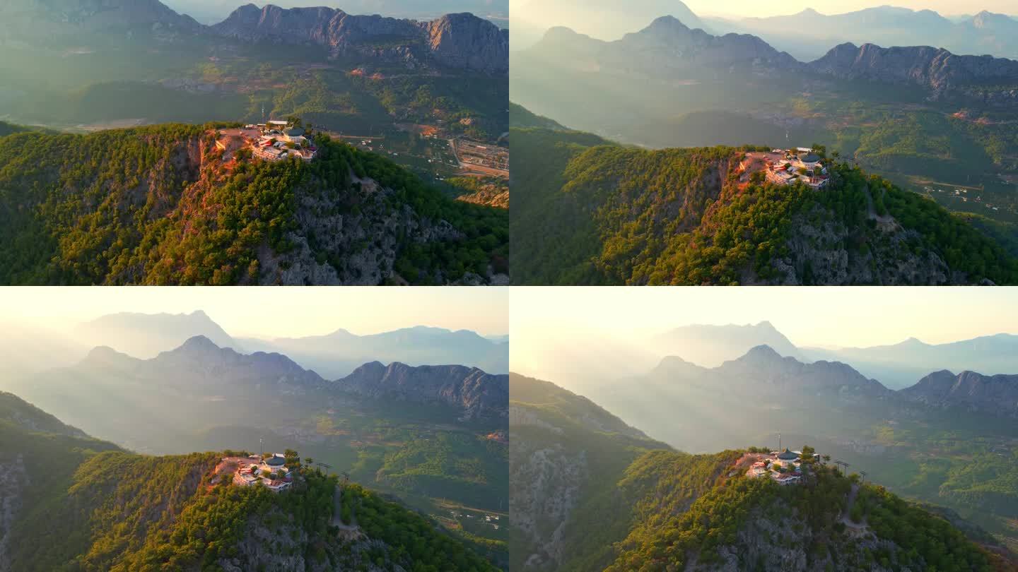 Tunektepe teleeferik的空中4K无人机视频
有线电视站位于山顶上，以山脉为背景。位