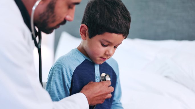 儿科医生，男孩和听诊器呼吸，床和咨询在家里，保健和评估。医生，医生和孩子进行肺部，心脏病检查，并在家