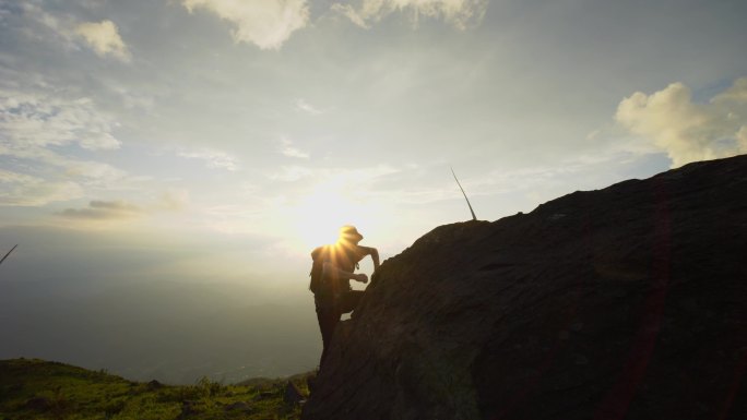 徒步背包户外阳光人物剪影登山攀登励志奋斗