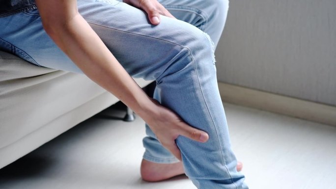 膝关节和腿部疼痛的人他从骨关节炎和骨关节炎的痛点按摩，医学概念和治疗。