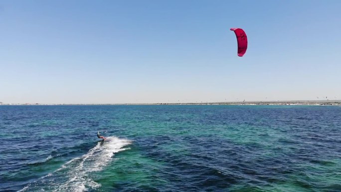 在阳光明媚的日子里，在开阔的海面上玩风筝冲浪