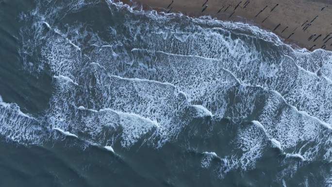 航拍 海潮海浪浪花轻轻拍打沙滩