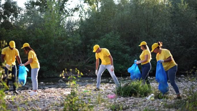 一群志愿者在清理河岸上的垃圾