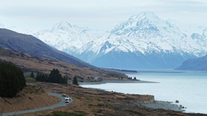 新西兰库克山国家公园附近的公路经过房车