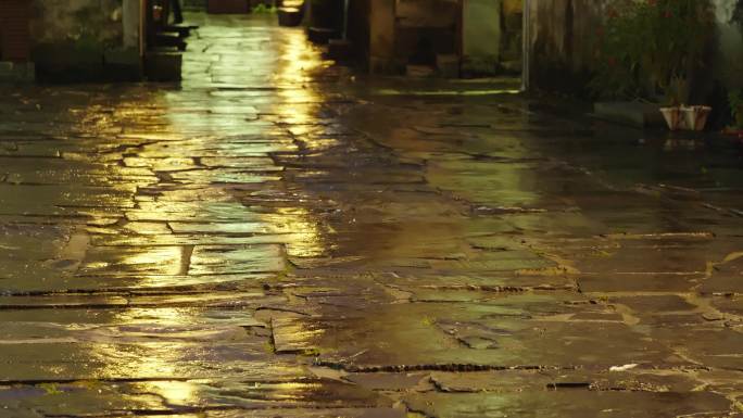 夜晚的古街光影：雨后石板路行人剪影