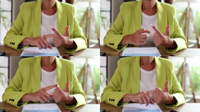 一个坐在办公室里的女人用手指数数