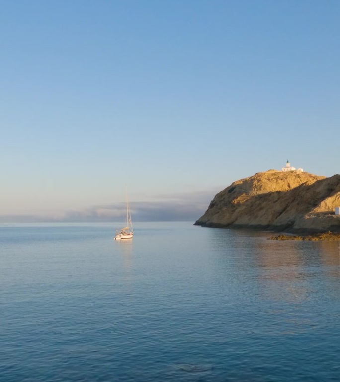 垂直拍摄的法纳莱迪彼得雷乌斯灯塔在美丽的小镇L'Île-Rousse在科西嘉岛的地中海沿岸，法国。