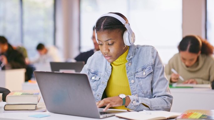 耳机，笔记本电脑和黑人女性在课堂上听音乐，播放列表或专辑在大学。科技、计算机和女学生在大学里做流媒体
