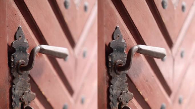 旧木门上的金属钥匙
