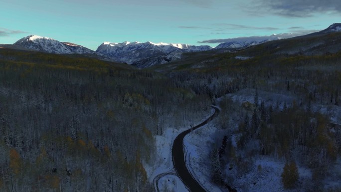 霜冻的道路清脆的寒冷的冰冻的早晨遮阴的Kebler山口科罗拉多州航拍电影无人机遮阴的秋天冬天碰撞第一