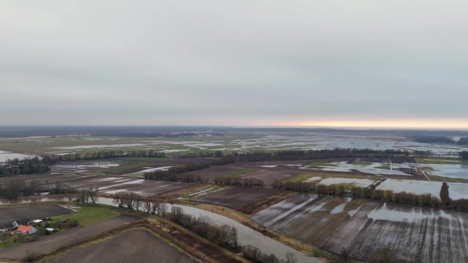无人机画面显示洪水造成的破坏。这段视频捕捉到了立陶宛的洪水。欧洲