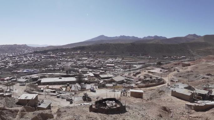 矿业小镇波托西位于塞罗里科，这座山位于玻利维亚的安第斯山脉，以银含量高而闻名。