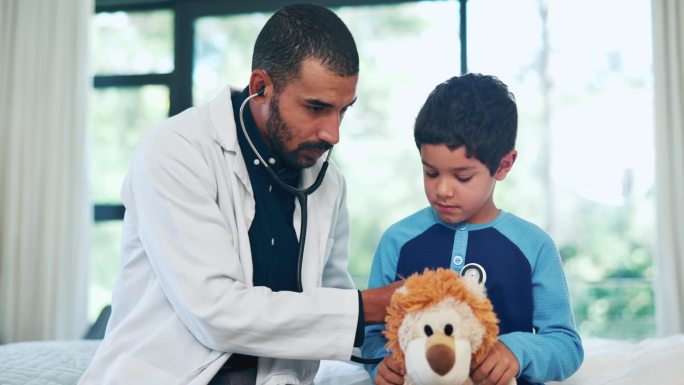 卧室里有医生、男孩和听诊器，配有狮子玩具，用于保健、评估和检查呼吸。医生，儿科医生和帮助孩子肺部，心
