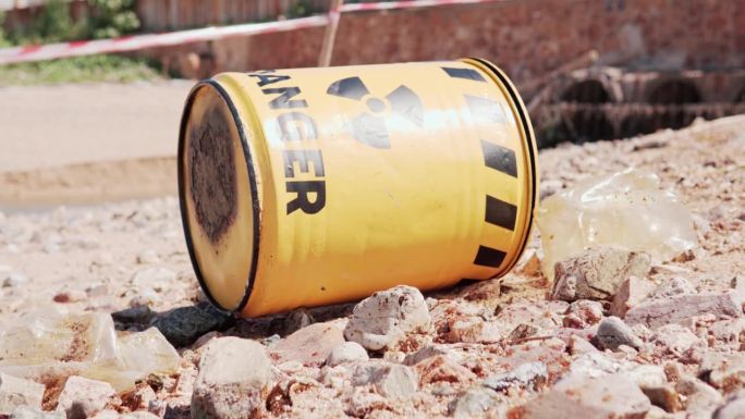 黄桶中的危险化学品，污染环境的概念。