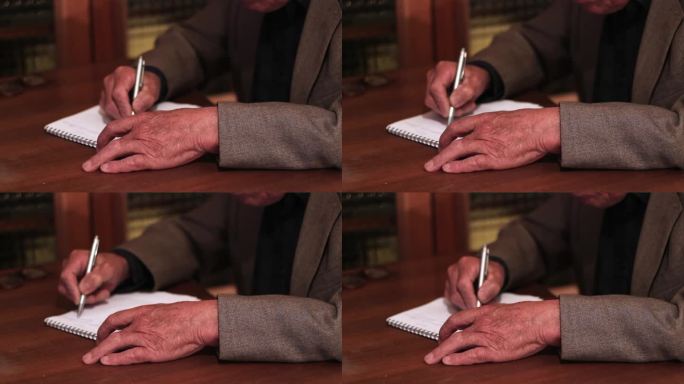 老人在家用笔记本写字