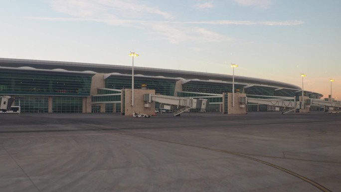 从沿着机场飞行的飞机的窗口拍摄的。安卡拉Esenboga Havalimani机场的航站楼和建筑物。
