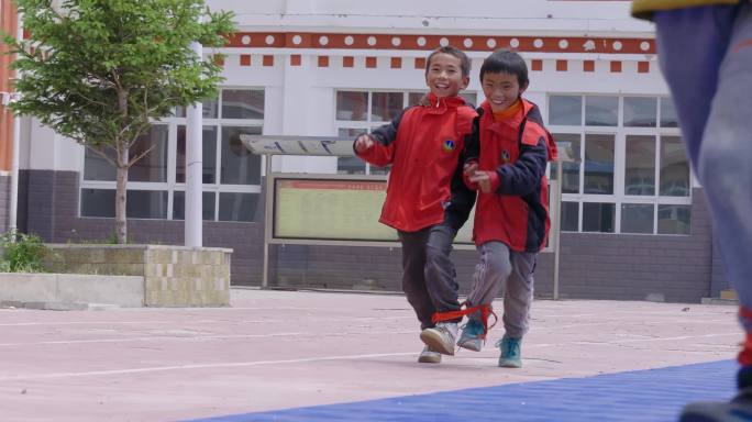 藏族小学生欢快走在放学路上
