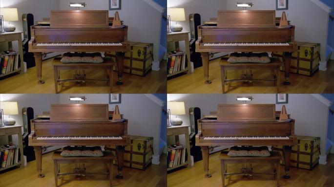 客厅里放着一架老式木制钢琴，右边摆着一个以每分钟60拍摇摆的古董机械节拍器，后面摆着一个吉他盒和一个