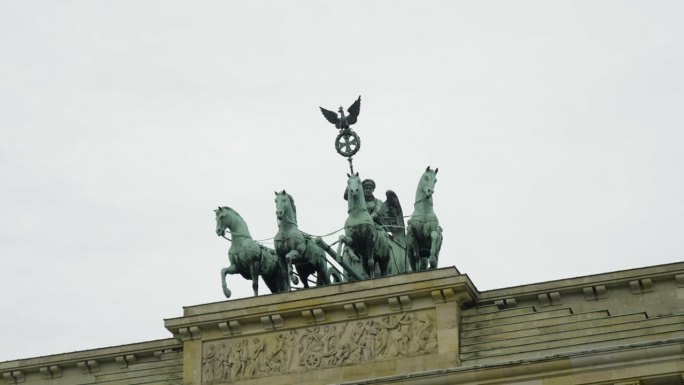 多云的柏林勃兰登堡门上的Quadriga雕像周围的镜头