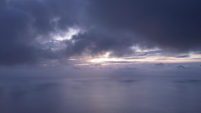 航拍，日出照射云朵，大海天际边唯美景观