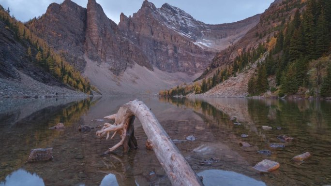 宁静的湖泊反映了加拿大落基山脉壮丽的全景景观