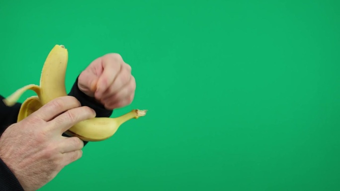 男人手里拿着一根成熟的黄香蕉