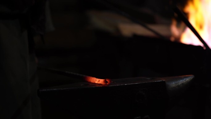 铁匠锻造热铁，用古代工艺技术区分锻造工具
