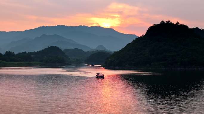 傍晚夕阳湖面小船