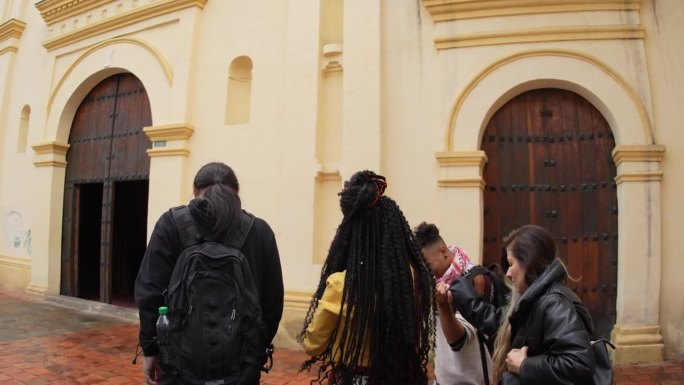 旅行者朋友们走在哥伦比亚波哥大的历史街区