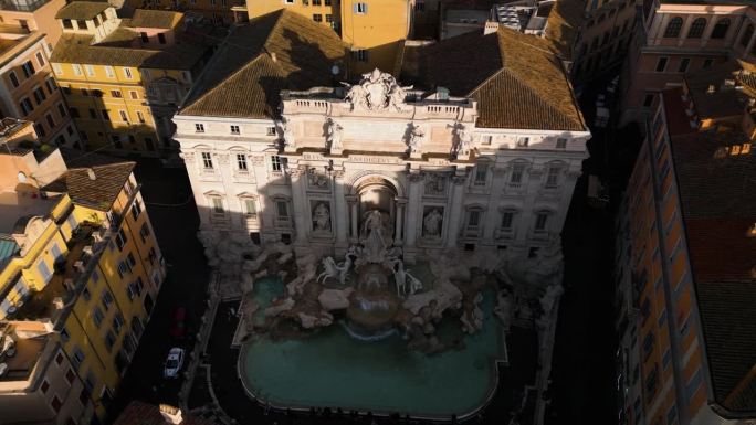 建立无人机拍摄丰塔纳迪特雷维。特莱维喷泉是意大利罗马的热门旅游景点。