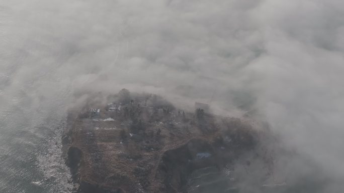 航拍俯瞰冬季平流雾中的威海双岛湾大岛