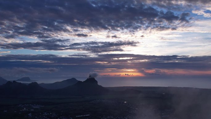 航拍毛里求斯，云层雾气笼罩下的山峰，日出