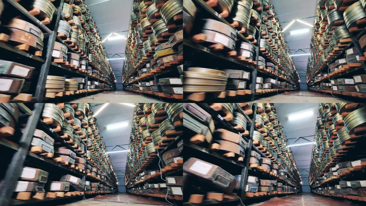 电影资料馆有许多盒装胶卷。复古、复古的科技概念。