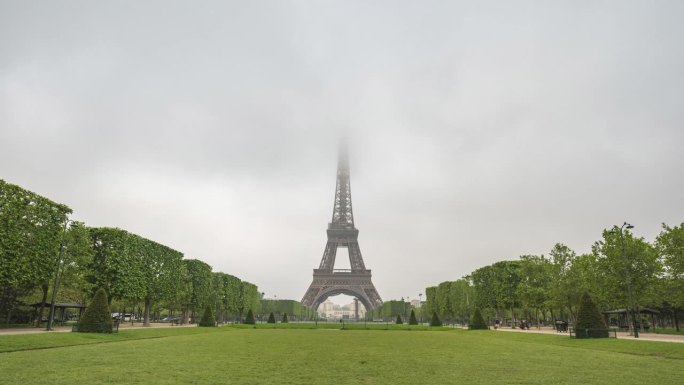 法国巴黎延时拍摄，埃菲尔铁塔和战神广场花园的城市天际线延时拍摄