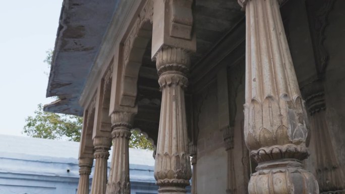 古代寺庙独特的建筑在白天从平面角度拍摄的视频在ghantaGhar焦特布尔印度拉贾斯坦邦。