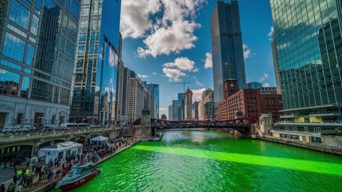 美国伊利诺斯州芝加哥市圣帕特里克节芝加哥河上拥挤的游客步行和拥挤的乘客水上交通的时间变化