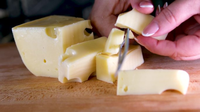 奶酪工厂里的许多小块陈年奶酪和石板