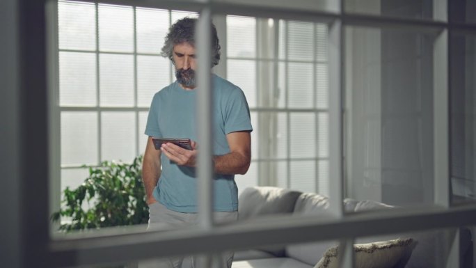 男子正在与朋友进行在线视频通话。虚拟会议。