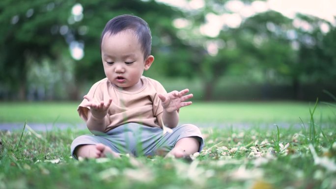 小男孩在公园户外玩耍