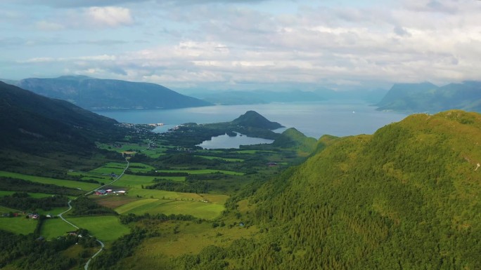 空中风景夏季斯堪的纳维亚景观与山道到峡湾日落期间