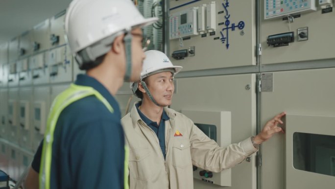 高效的电气专业团队审核电厂设置文件。