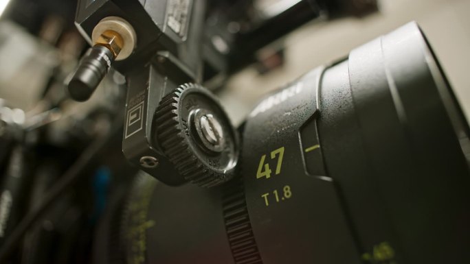 专业电影摄影机对焦马达低角度特写校正，转动高端球面定焦镜头的对焦环
