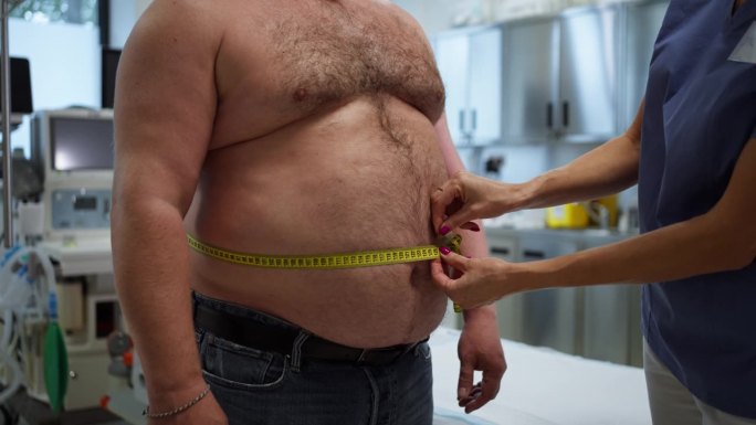 超重患者腹部闭合。肥胖男人腰围高，肚子胖。超重和肥胖的健康风险概念。